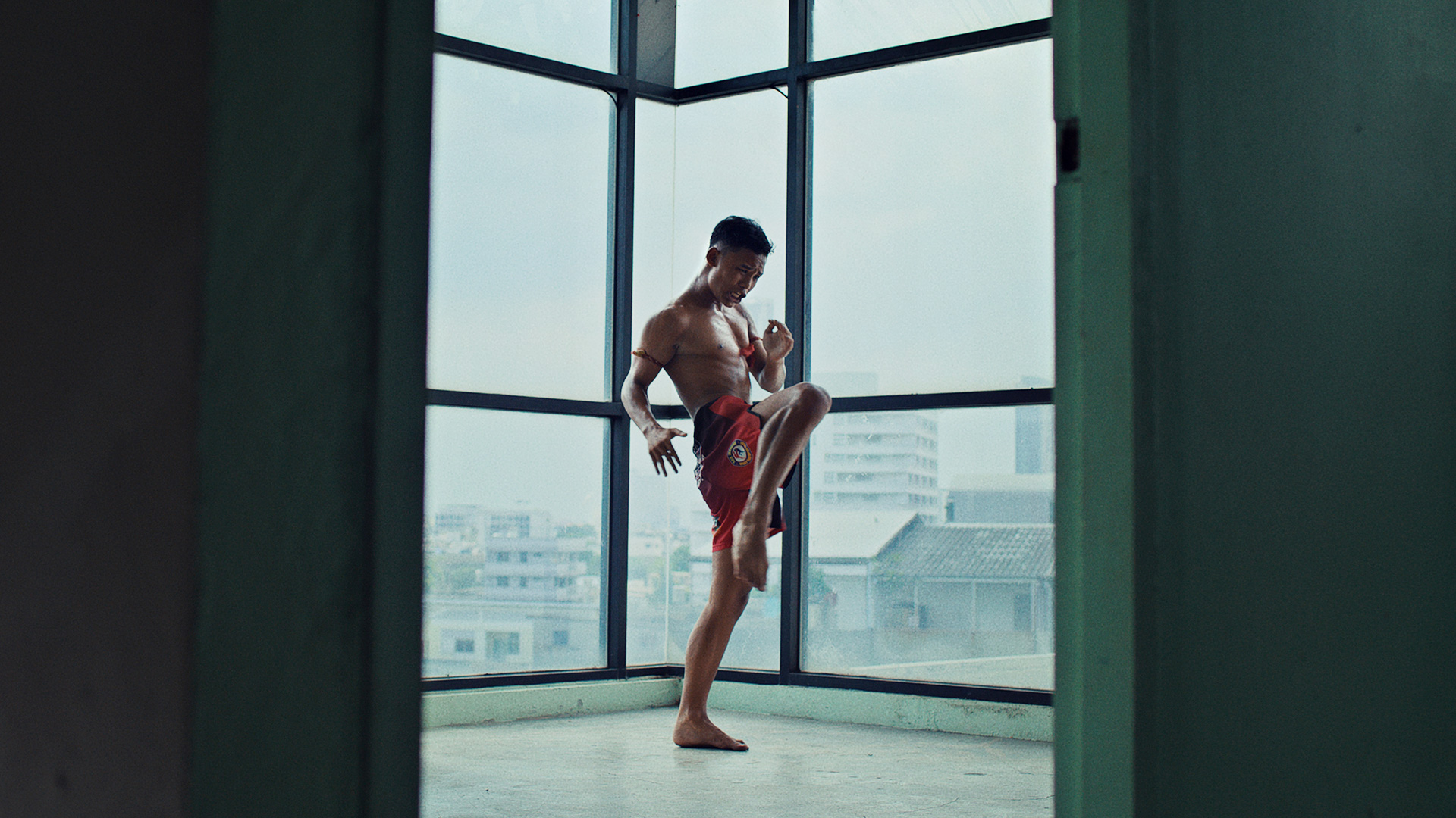 Rita-Ora-x-Tiago-PZK-x-Robin-Schulz-Ill-Be-There-muaythai-by-Robert-Wunsch Guy performing a Muay Thai kick in his apartment.