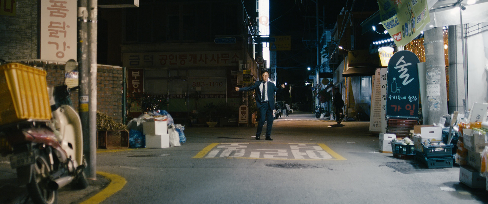 Robin-Schulz-Ft-Wes-Alane-dance-night-by-Robert-Wunsch Man in business attire dancing on a street at night