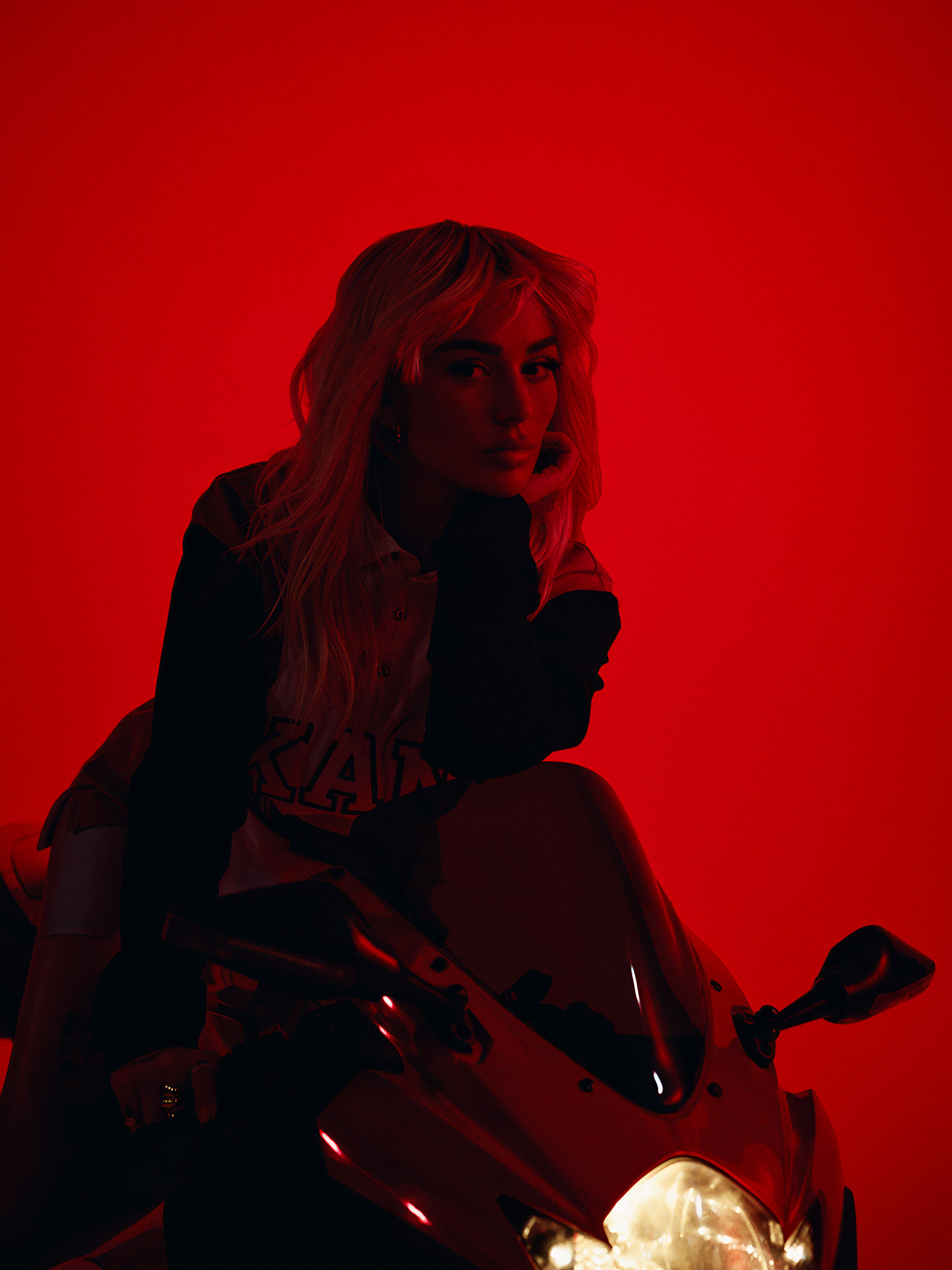 Loredana-for-Karl-Kani-by-Robert-Wunsch Loredana sitting on a motor cycle in red light